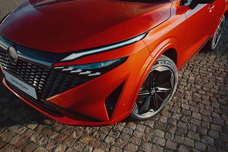 Vậy, hệ thống truyền động "5 trong 1" mà Nissan đang nói đến là gì? Về cơ bản, nó đề cập đến sự tích hợp năm thành phần vào một khối nhỏ gọn duy nhất, được cho là có hiệu suất cao. Đó là động cơ điện, máy phát điện, bộ biến tần, bộ tăng áp và bộ giảm áp.