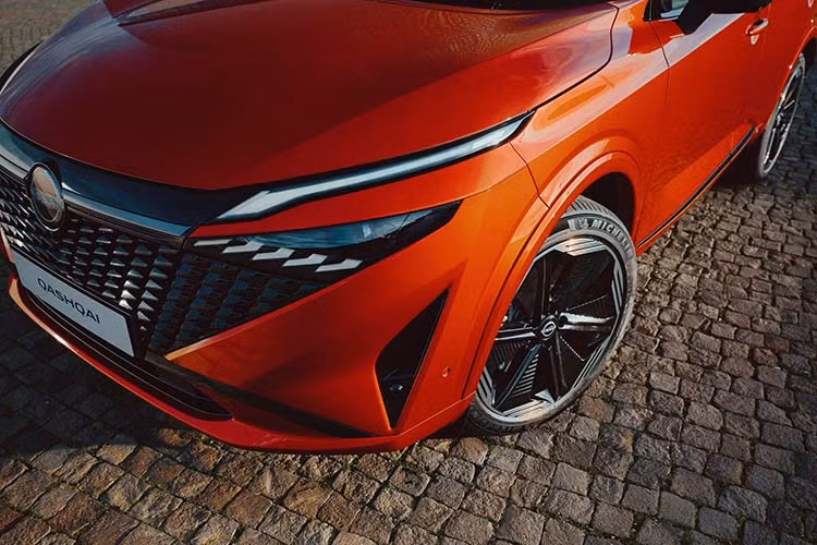 Vậy, hệ thống truyền động "5 trong 1" mà Nissan đang nói đến là gì? Về cơ bản, nó đề cập đến sự tích hợp năm thành phần vào một khối nhỏ gọn duy nhất, được cho là có hiệu suất cao. Đó là động cơ điện, máy phát điện, bộ biến tần, bộ tăng áp và bộ giảm áp.