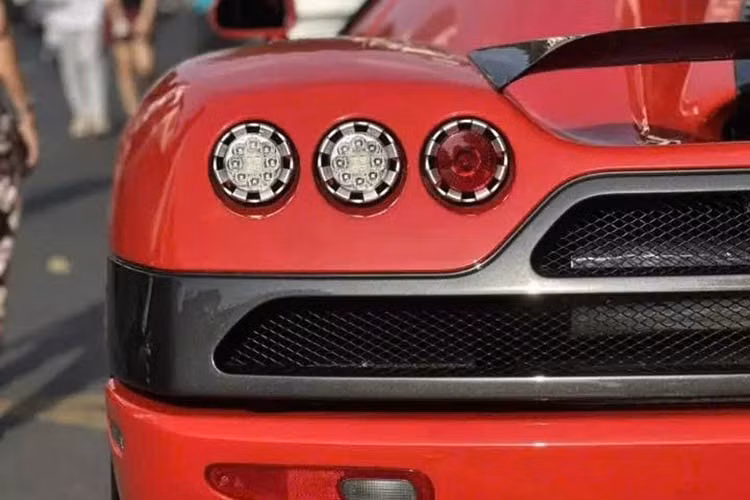 Ngoài ra, còn có 9 chiếc Koenigsegg CCXR, phiên bản Koenigsegg CCX/CCXR Edition có 6 chiếc, 2 chiếc Koenigsegg CCXR Special Edition và cuối cùng là cặp đôi siêu phẩm đình đám Koenigsegg CCXR Trevita. Xe có số khung là #53 với màu sơn đỏ tươi ở ngoại thất, đây là chiếc CCX duy nhất trên thế giới có màu sơn này.