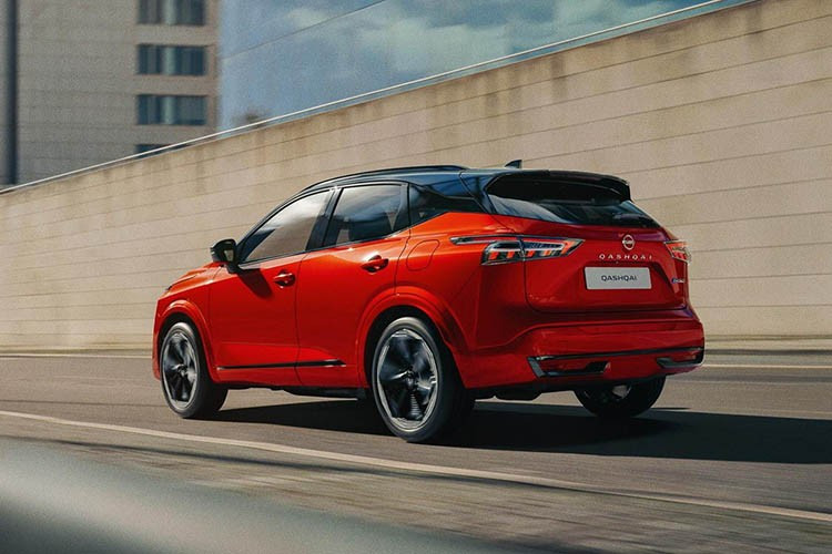 Cần lưu ý rằng, đây là động cơ xăng tăng áp 1.5 lít hoạt động như một máy phát điện trên mẫu xe SUV Nissan Qashqai 2026, nó cung cấp năng lượng cho pin, từ đó cung cấp năng lượng cho động cơ điện. Theo nhà sản xuất, một số ưu điểm bao gồm khả năng tăng tốc tức thì, không có độ trễ công suất và không cần sang số.