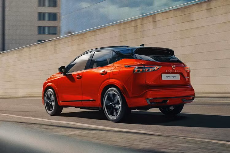 Cần lưu ý rằng, đây là động cơ xăng tăng áp 1.5 lít hoạt động như một máy phát điện trên mẫu xe SUV Nissan Qashqai 2026, nó cung cấp năng lượng cho pin, từ đó cung cấp năng lượng cho động cơ điện. Theo nhà sản xuất, một số ưu điểm bao gồm khả năng tăng tốc tức thì, không có độ trễ công suất và không cần sang số.