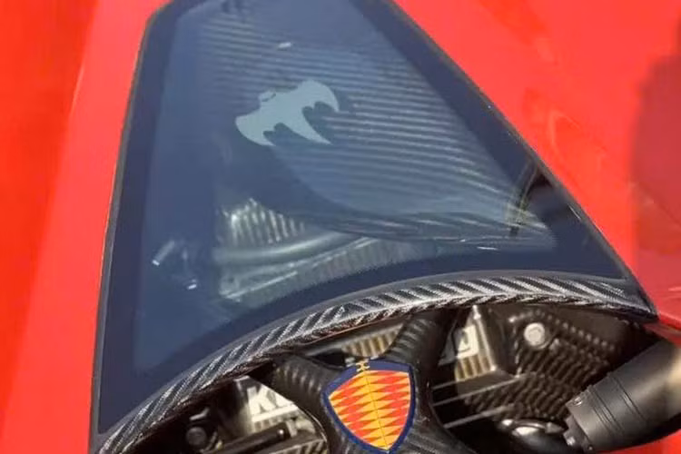 Koenigsegg CCX sử dụng động cơ nhôm V8, dung tích 4,7 lít siêu nạp kép cho công suất cực đại 806 mã lực và mô-men xoắn đạt 920 Nm. Tất cả sức mạnh trên được truyền qua hộp số sàn hoặc hộp số tuần tự 6 cấp.