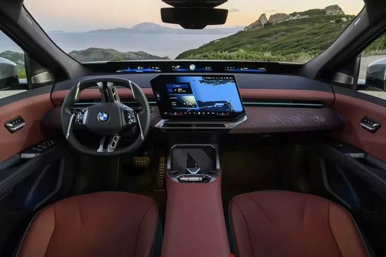 Lần đầu tiên trên một chiếc BMW, ConnectedDrive Store cũng sẽ cung cấp ứng dụng YouTube Music, cho phép truy cập hơn 300 triệu bản nhạc, bao gồm các bản thu âm chính thức, bản phối lại, các buổi biểu diễn trực tiếp và các bản cover hiếm.