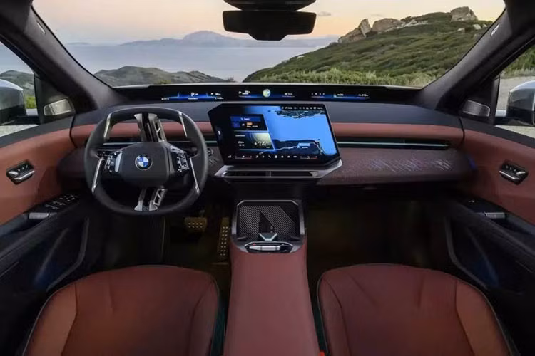 Lần đầu tiên trên một chiếc BMW, ConnectedDrive Store cũng sẽ cung cấp ứng dụng YouTube Music, cho phép truy cập hơn 300 triệu bản nhạc, bao gồm các bản thu âm chính thức, bản phối lại, các buổi biểu diễn trực tiếp và các bản cover hiếm.