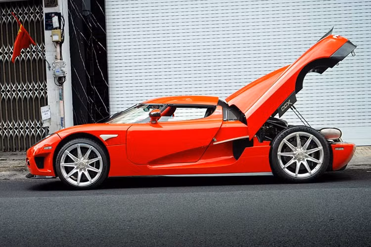 Dù chỉ đánh từ showroom ra trước để đậu, nhưng việc siêu xe Koenigsegg CCX "tắm nắng" cũng giúp cho giới mê xe được nhìn ngắm 1 trong các siêu phẩm hypercar hiếm có khó tìm ở Việt Nam hiện nay.