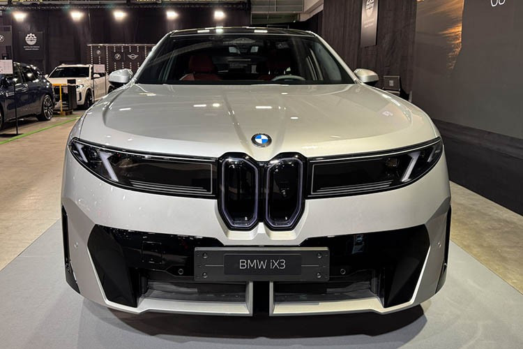 BMW đã giới thiệu Heart of Joy, bộ não điều khiển kiến ​​trúc điện tử của Neue Klasse, chịu trách nhiệm quản lý hệ thống truyền động, động lực lái, phanh, thu hồi năng lượng và các chức năng lái. Bộ điều khiển này xử lý thông tin nhanh hơn gấp mười lần so với các bộ điều khiển thông thường và tính toán tất cả các thông số động lực lái với tốc độ và độ chính xác cao.