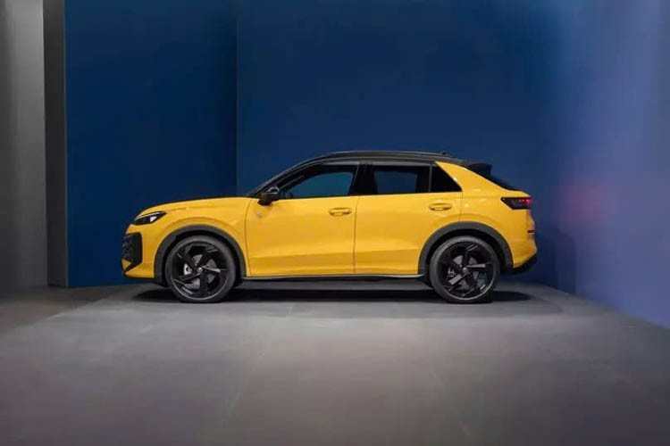 Việc lựa chọn hệ thống IQ.LIGHT cũng đồng nghĩa với việc có logo Volkswagen phát sáng màu trắng và một dải đèn hẹp nối liền nó với đèn pha. Trên tất cả các phiên bản Volkswagen T-Roc 2026 dành cho thị trường Anh, xe được trang bị thanh ngang phía sau bằng đèn LED liền mạch với logo Volkswagen phát sáng màu đỏ.