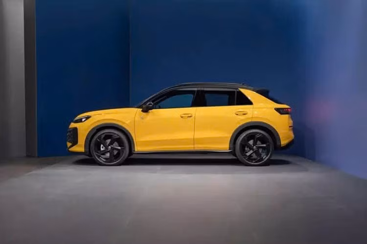 Việc lựa chọn hệ thống IQ.LIGHT cũng đồng nghĩa với việc có logo Volkswagen phát sáng màu trắng và một dải đèn hẹp nối liền nó với đèn pha. Trên tất cả các phiên bản Volkswagen T-Roc 2026 dành cho thị trường Anh, xe được trang bị thanh ngang phía sau bằng đèn LED liền mạch với logo Volkswagen phát sáng màu đỏ.