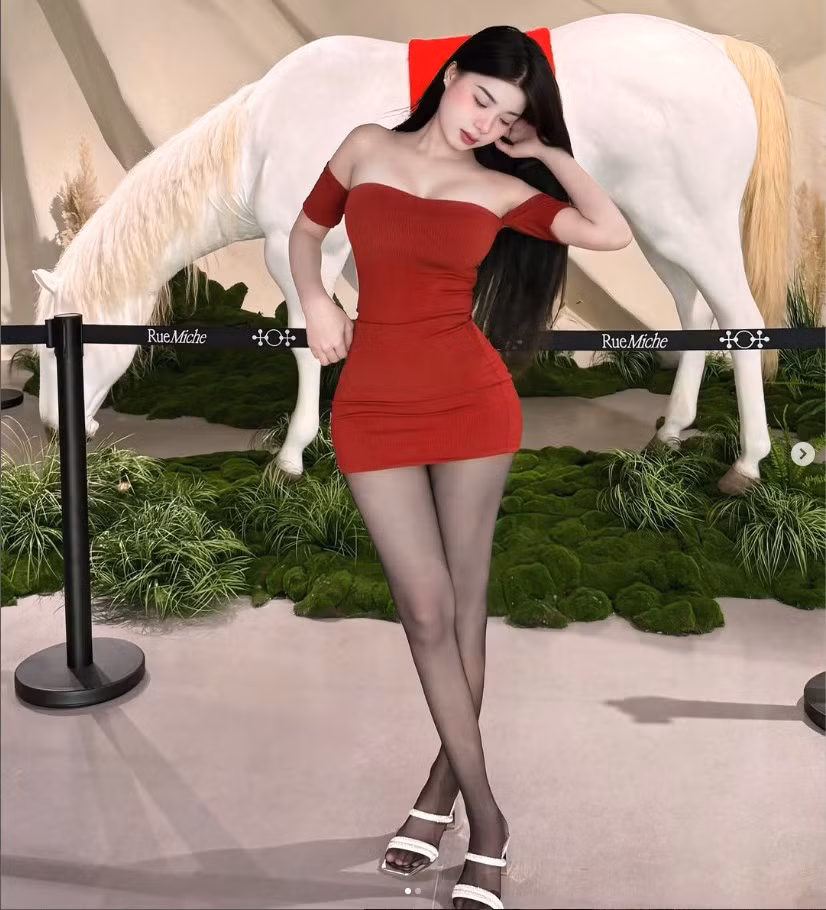 Trong nhiều bức ảnh cận cảnh, nữ hot girl khoe trọn "góc nghiêng thần thánh" và nhan sắc không góc chết. Mái tóc đen được búi rối nghệ thuật, để lơi vài lọn tóc xoăn nhẹ, càng làm tăng thêm vẻ mong manh, quyến rũ.