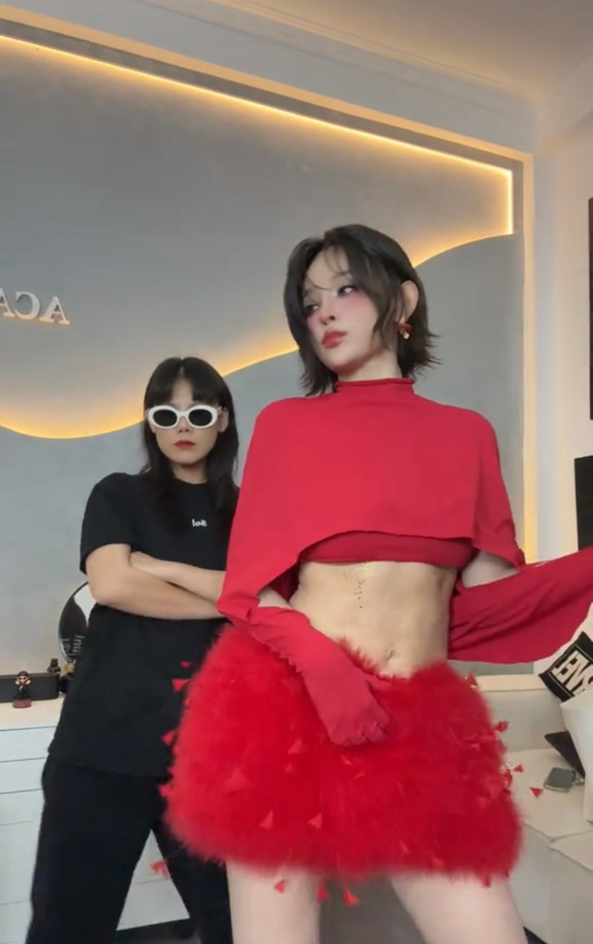 Bên cạnh cơ bụng khác lạ, Huyền Baby cũng được nhận xét là có nhận diện mới mẻ khi xuất hiện với mái tóc tém.