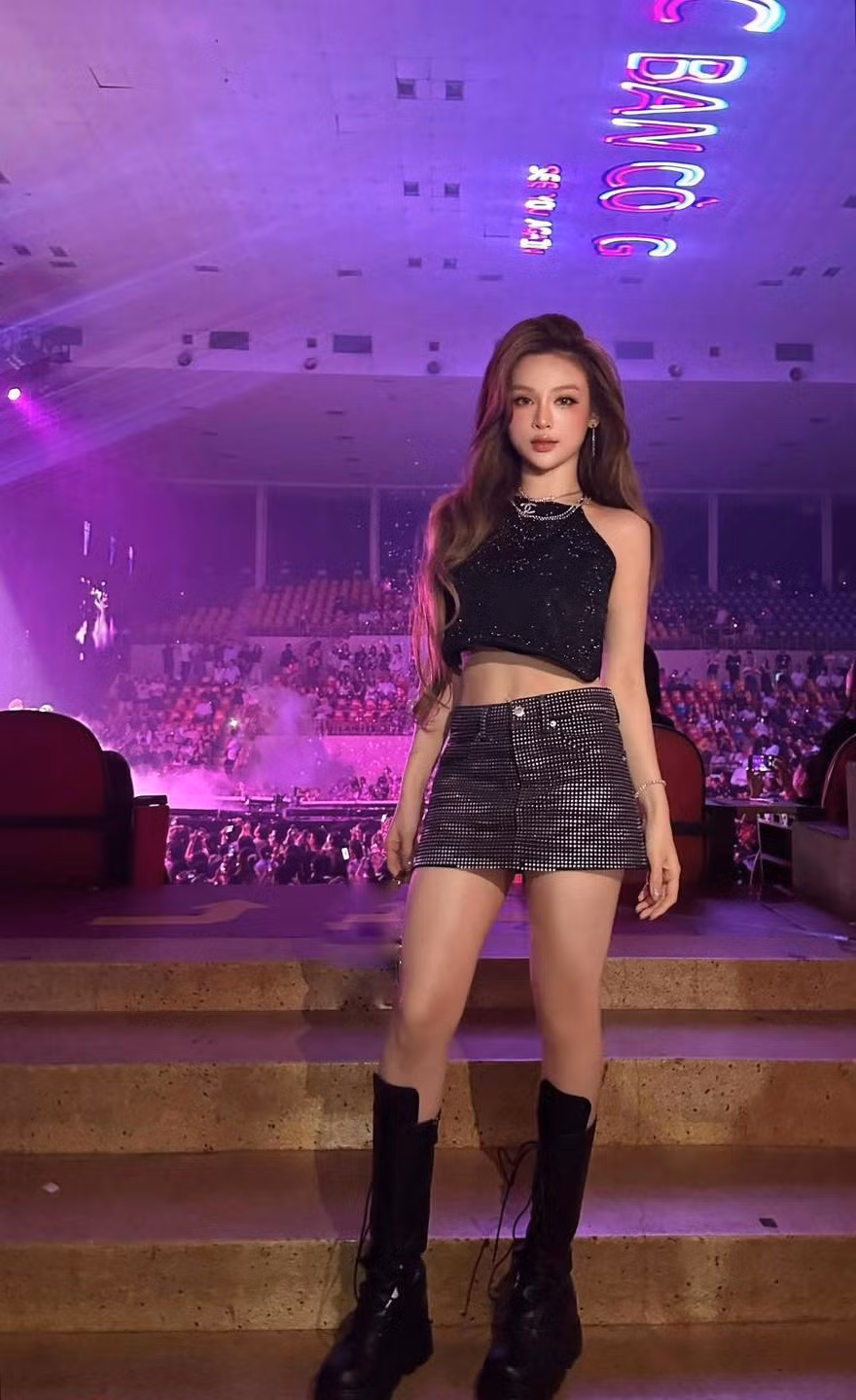 Thời gian gần đây, Huyền Baby dần trở lại với nghệ thuật. Cô nàng xuất hiện đều đặn hơn bên những người bạn xinh đẹp như Trang Pháp, Emily hay Hạnh Sino...