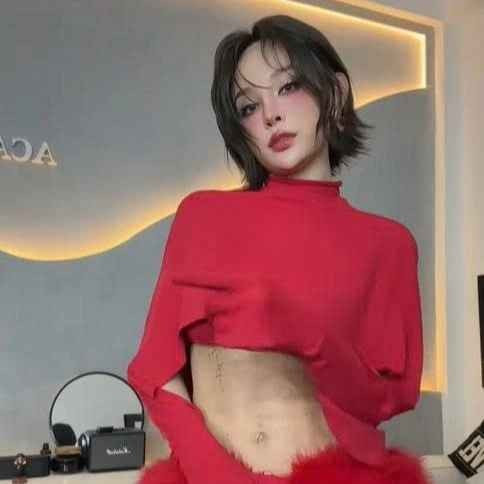 Mới đây, "phú bà" Huyền Baby gây chú ý khi diện trang phục màu đỏ nổi bật, khoe cơ bụng 6 múi trong clip đăng trên kênh TikTok 1 triệu follow.