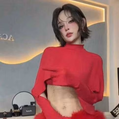 Mới đây, "phú bà" Huyền Baby gây chú ý khi diện trang phục màu đỏ nổi bật, khoe cơ bụng 6 múi trong clip đăng trên kênh TikTok 1 triệu follow.