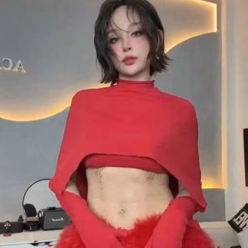 Tuy nhiên, cơ bụng rõ nét của Huyền Baby bị dân mạng nhận xét thiếu tự nhiên. Một số người nghi ngờ đây là sản phẩm của thẩm mỹ hoặc hiệu ứng hình ảnh.