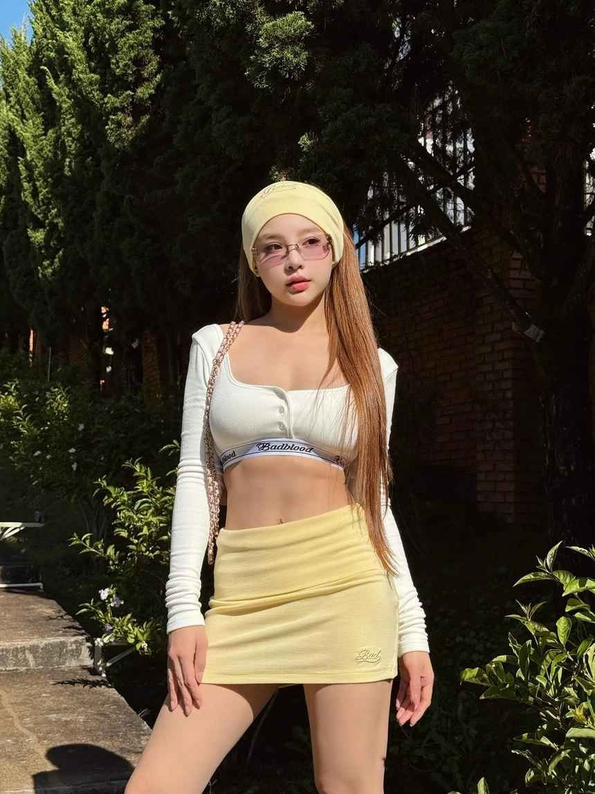 Nhiều người thắc mắc không biết nàng cựu hot girl đã cắt tóc hay chỉ đội tóc giả, đồng thời dành nhiều lời khen cho phong cách cá tính.