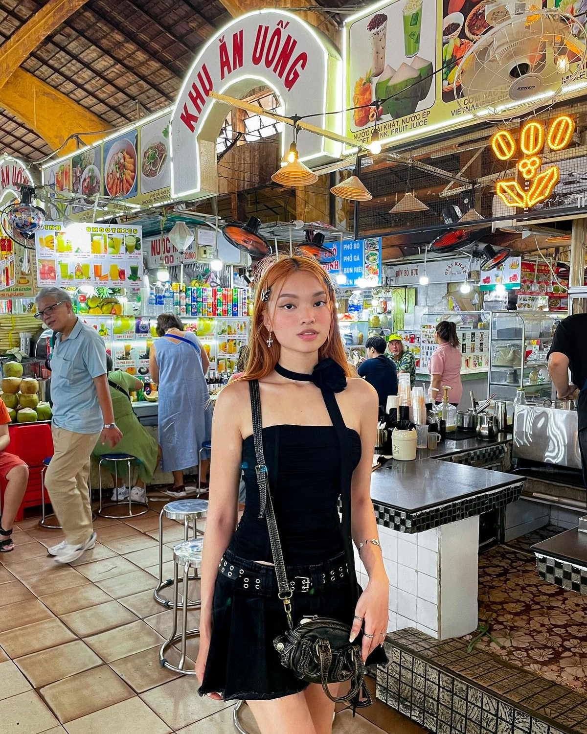 Trên các tài khoản mạng xã hội như Instagram (49.000 người theo dõi) hay Facebook (4.600 người theo dõi), cô không đăng tải quá thường xuyên, thi thoảng chia sẻ các video mới hay cập nhật hình ảnh đi chơi. Ảnh sử dụng trong bài: FBNV