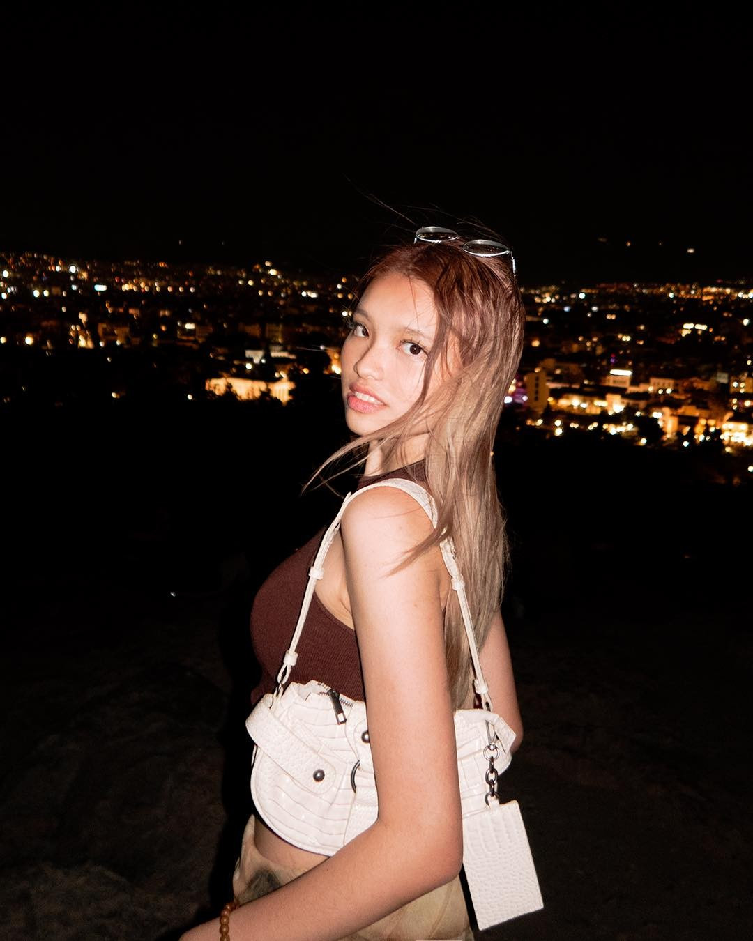 Theo tìm hiểu của PV, Hải Anh hiện là một du học sinh tại Đức, có 8.5 IELTS, sở hữu kênh YouTube có tên Yo Bae với 366.000 người đăng ký.