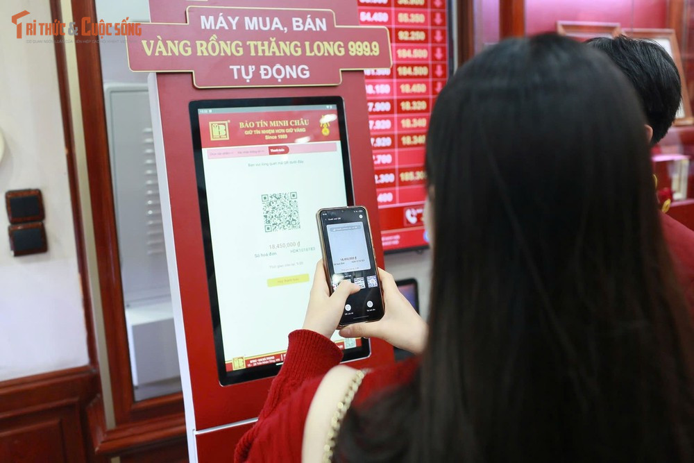 Xu hướng công nghệ lên ngôi trong mùa Thần Tài 2026. Nhằm giảm tải cho các quầy truyền thống, nhiều nhà vàng đã bố trí hệ thống màn hình cảm ứng (kiosk) để khách hàng tự tham khảo giá cả và chọn mua sản phẩm. "Máy mua, bán vàng tự động" thu hút sự quan tâm của nhiều người tiêu dùng trẻ. Việc thanh toán được thực hiện nhanh chóng thông qua hình thức quét mã QR linh hoạt.