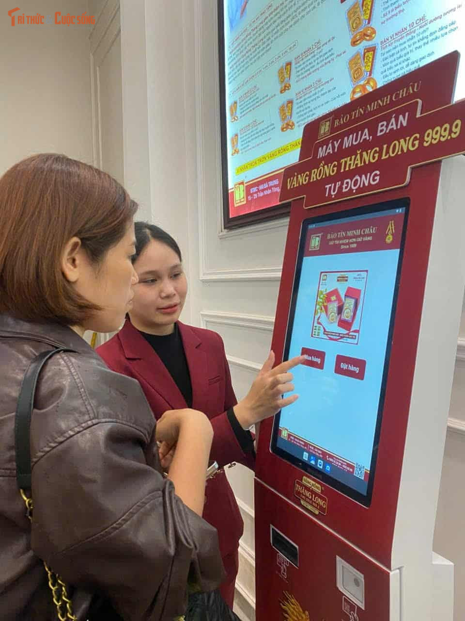 Anh Trần Mạnh Tuấn, nhân viên văn phòng, cho biết năm nay anh và vợ dành cả buổi chiều đến xếp hàng trước cửa tiệm lớn trên phố Trần Nhân Tông. “Dù giá vàng hiện ở mức khá cao, nhưng ai cũng muốn có chút vàng nhỏ trong tay vào đầu năm mới để cầu tài lộc”, anh nói với giọng hồ hởi.