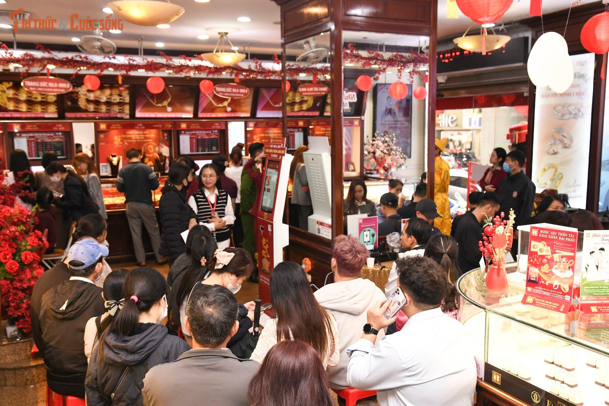 Trong đám đông, không ít người tỏ ra kiên nhẫn đứng đợi hàng giờ chỉ để “giữ chỗ” trước khi đến ngày chính vía Thần Tài (mùng 10 tháng Giêng). Chị Minh Hằng (phường Hoàn Kiếm, Hà Nội) chia sẻ: “Tôi tranh thủ đến sớm để tránh cảnh đông đúc quá mức vào ngày vía. Mua vàng dịp này không chỉ để cầu may mà còn là thói quen đầu năm của gia đình”.