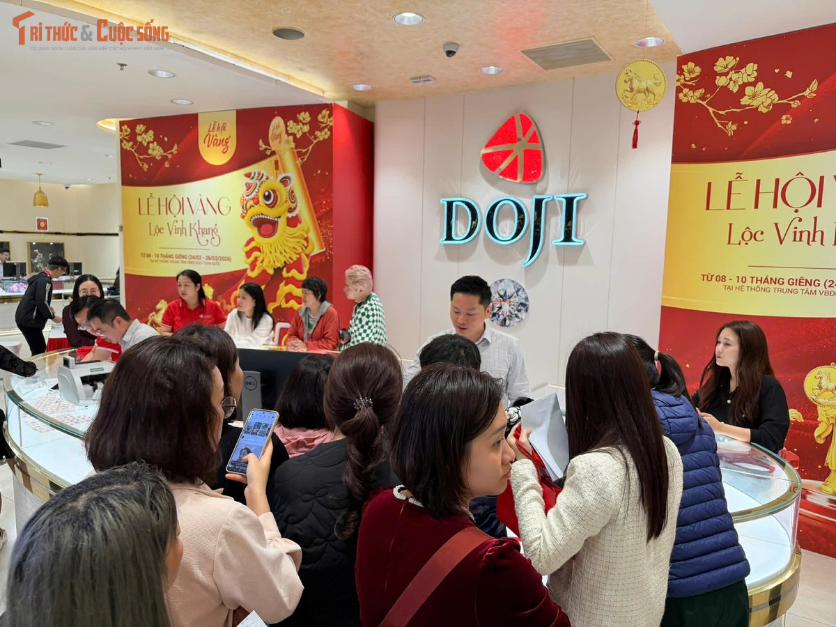 Theo ghi nhận, từ đầu giờ chiều, hàng trăm người từ nhiều quận huyện khác nhau kéo đến các cửa hàng lớn trên phố Trần Nhân Tông, Cầu Giấy, Hà Đông… để mua vàng lấy may đầu năm. Một số cửa hàng phải bố trí ghế ngồi, phát số thứ tự và hướng dẫn trật tự cho khách, nhằm đảm bảo an toàn trong giờ cao điểm mua bán.