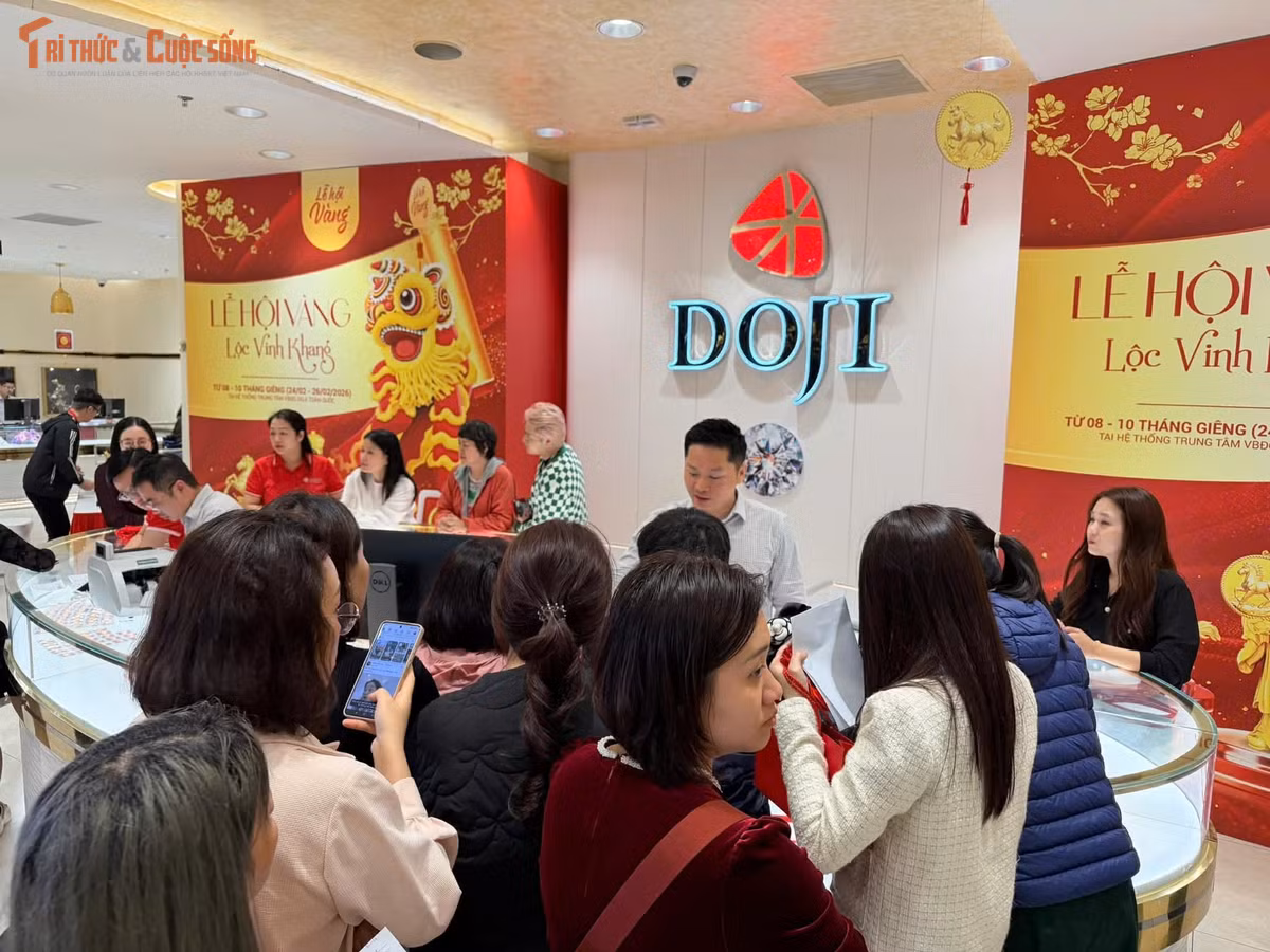 Theo ghi nhận, từ đầu giờ chiều, hàng trăm người từ nhiều quận huyện khác nhau kéo đến các cửa hàng lớn trên phố Trần Nhân Tông, Cầu Giấy, Hà Đông… để mua vàng lấy may đầu năm. Một số cửa hàng phải bố trí ghế ngồi, phát số thứ tự và hướng dẫn trật tự cho khách, nhằm đảm bảo an toàn trong giờ cao điểm mua bán.