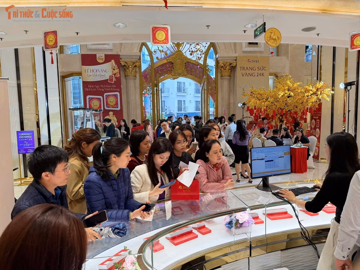 Chiều 25/2, tức mùng 9 tháng giêng âm lịch, không khí tại các tuyến phố chuyên kinh doanh vàng bạc đá quý ở phố vàng Hà Nội tiếp tục sôi động hơn bao giờ hết khi dòng người ùn ùn đổ về mua vàng chuẩn bị cho vía Thần Tài 2026. Cảnh xếp hàng dài trước cửa các tiệm vàng, dù trời mưa xuân lất phất, đã trở thành hình ảnh quen thuộc mỗi mùa lễ truyền thống này.