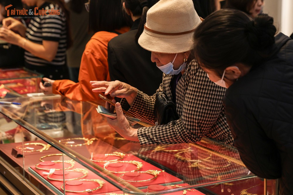 Một điểm đáng chú ý trong mùa Thần Tài 2026 là sự tuân thủ quy định mới về thanh toán. Từ năm 2026, các giao dịch mua bán vàng có giá trị từ 20 triệu đồng/ ngày trở lên bắt buộc phải thực hiện qua hình thức chuyển khoản ngân hàng.