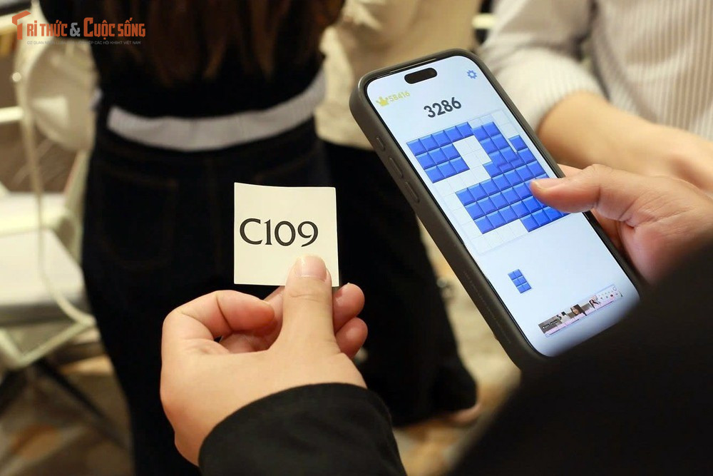 Tâm lý tài lộc, cầu may đầu năm vẫn là động lực chính khiến người dân ùn ùn đi mua vàng, mặc dù các chuyên gia cảnh báo nên cân nhắc thận trọng, mua với số lượng tượng trưng để tránh rủi ro tài chính khi giá biến động mạnh. Liên tục trong những ngày qua, giá vàng SJC và các sản phẩm vàng nhẫn đều ghi nhận mức cao hơn trong thời điểm cuối năm.