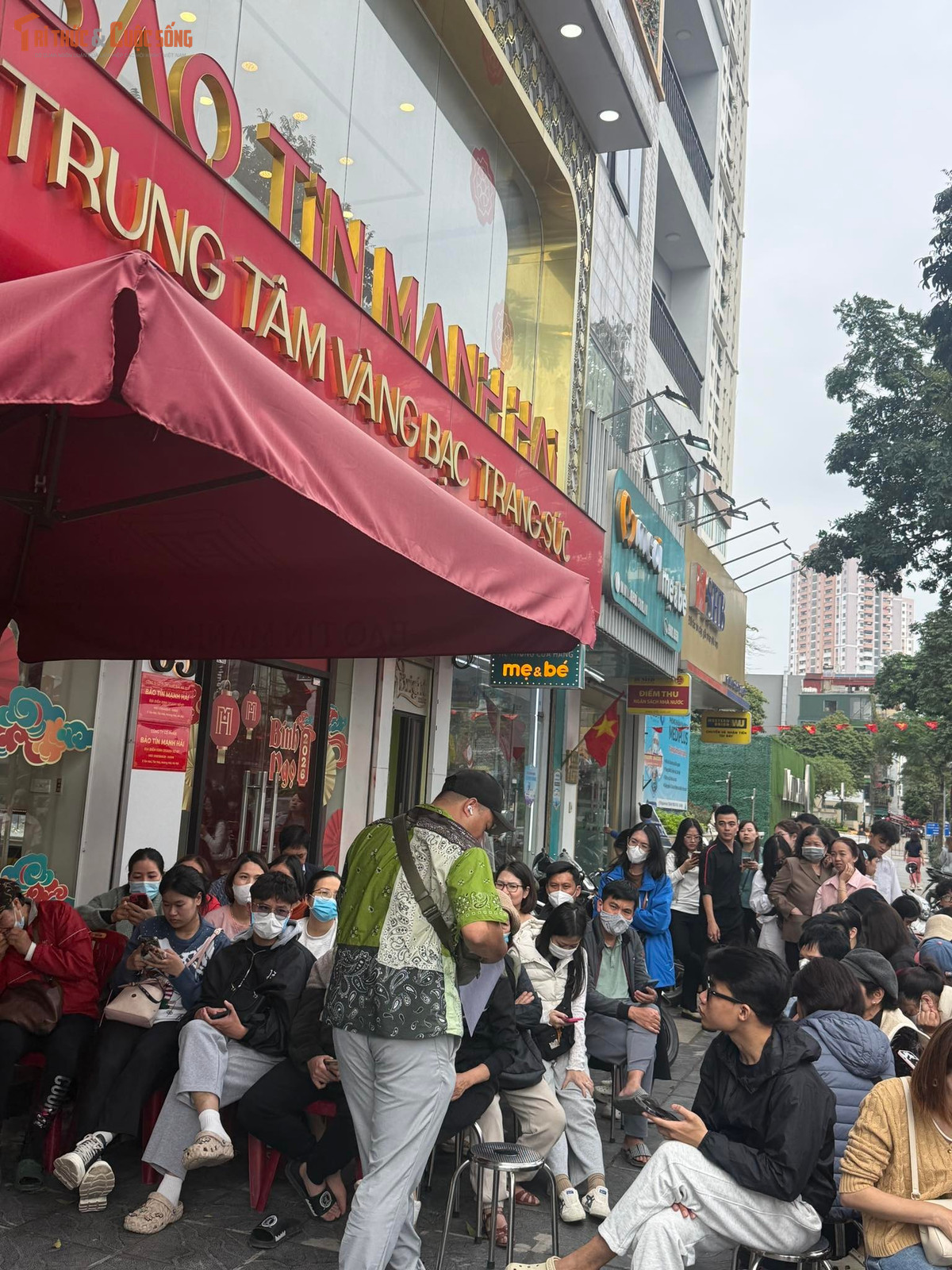 Không chỉ là mua vàng truyền thống, nhiều người còn mang theo điện thoại, tranh thủ đặt trước sản phẩm qua ứng dụng bán hàng trực tuyến của các thương hiệu lớn, nhằm tránh phải xếp hàng quá lâu. Một số cửa hàng còn triển khai dịch vụ đặt cọc trước – trả vàng sau ngày vía Thần Tài – để phục vụ nhu cầu đông đảo của khách.