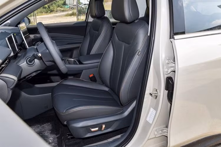 Xe được trang bị hệ điều hành Ling OS do hãng tự phát triển, hỗ trợ tương tác giọng nói và cập nhật phần mềm từ xa (OTA). Khu vực bệ tỳ tay trung tâm lược bỏ tối đa các nút bấm vật lý, thay vào đó là vị trí dành cho hai khay sạc điện thoại không dây và hộc để cốc tiện dụng.