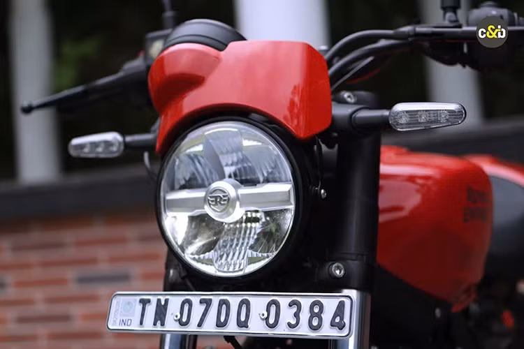 Guerrilla 450 APEX sử dụng lốp Vredestein Centauro ST 17 inch chuyên dụng cho đường phố, được thiết kế để mang lại cảm giác thể thao hơn cùng với độ bám đường tốt hơn trên bề mặt ướt và ma sát thấp. Công ty thậm chí còn tuyên bố đây là loại lốp rộng nhất và bám đường tốt nhất trong phân khúc.