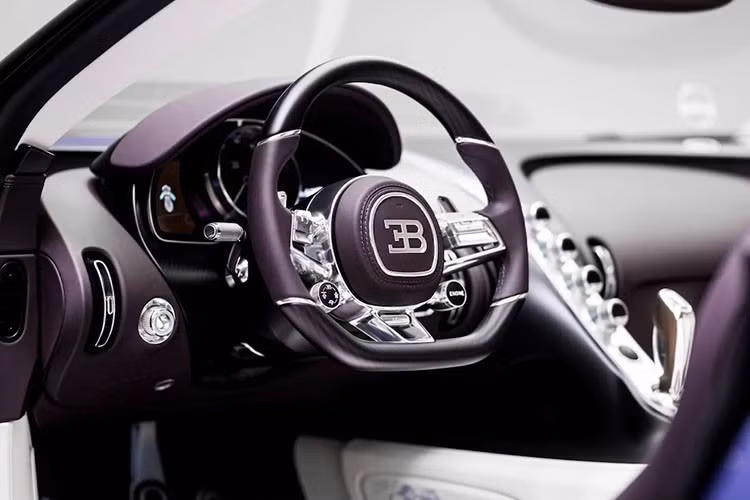 Vì vậy Bugatti đã bọc các bề mặt bằng da màu Blanc và Minuit với tông màu tím đậm và sợi carbon màu tím giống như bên ngoài. Thêm vào đó, họa tiết thêu hoa thủ công được thêm vào tựa đầu, tấm ốp cửa và beje trung tâm.