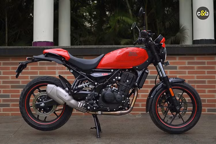 Phiên bản APEX mới được tinh chỉnh về cảm giác lái và tư thế để mang lại đặc tính vận hành trên đường phố sắc sảo hơn. APEX có tay lái bằng nhôm được hạ thấp và định vị lại để tạo ra tư thế ngồi chúi về phía trước hơn. Phần đầu xe thấp hơn và nặng hơn một chút giúp cảm giác vào cua trực tiếp hơn.