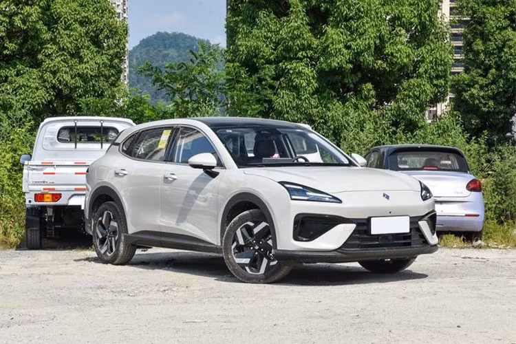 Đây hứa hẹn sẽ trở thành đối thủ cạnh tranh trực tiếp với các dòng xe như Honda CR-V hay Mazda CX-5 nếu được thương mại hóa. Baojun Yunhai sở hữu kích thước tổng thể tương đối ấn tượng với chiều dài 4.590 mm, rộng 1.880 mm và cao 1.608 mm, đi cùng chiều dài cơ sở đạt 2.750 mm.