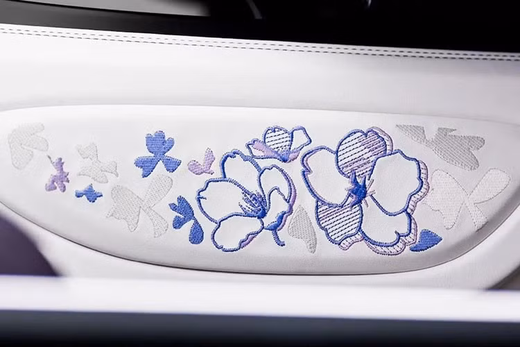 Chủ đề hoa được hiện thực hóa thông qua những đường thêu tinh xảo, được lựa chọn bởi khả năng truyền tải chiều sâu và sự tinh tế tại tapi cửa và đệm đầu gối.