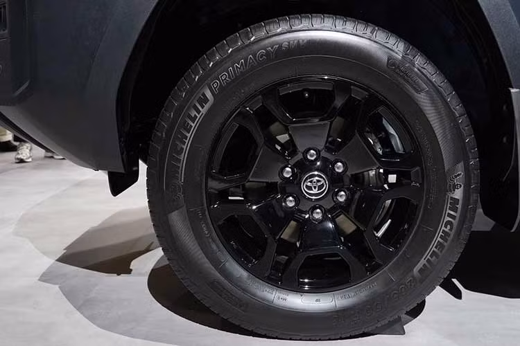 Xe sử dụng mâm 18 inch đi cùng lốp 265/60R18, đi kèm lốp dự phòng full-size. Các trang bị như đèn LED, đèn sương mù LED, bậc lên xuống hay cốp sau mở ngang đều phục vụ tối đa cho nhu cầu sử dụng thực tế.