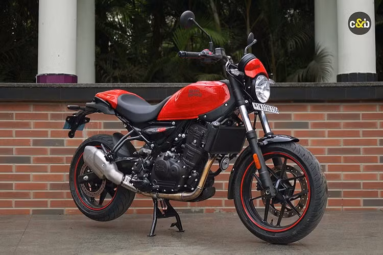 Royal Enfield Guerrilla 450 2026 mới đánh dấu bước hoàn thiện tiếp theo của dòng roadster tầm trung với việc bổ sung biến thể hoàn toàn mới mang tên APEX, đồng thời nâng cấp các phiên bản Dash và Flash hiện hành - nó được định vị là phiên bản mang thiên hướng thể thao rõ nét hơn so với các biến thể còn lại.