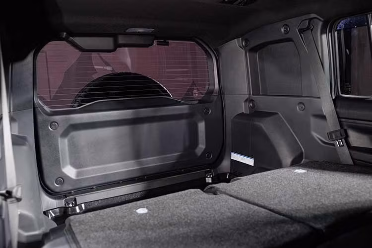 Bên cạnh đó, xe còn có camera 360 độ với tính năng giả lập “nhìn xuyên gầm”, hỗ trợ đáng kể khi off-road. Các hệ thống hỗ trợ địa hình như kiểm soát đổ đèo, hỗ trợ khởi hành ngang dốc hay kiểm soát lực kéo cũng được tích hợp đầy đủ.