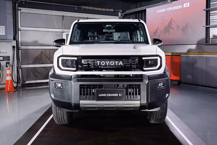 Trục cơ sở ngắn SSWB giúp chiếc SUV này linh hoạt hơn trong điều kiện đô thị mà vẫn duy trì khả năng off-road đặc trưng. So với Fortuner, thân xe và khoang động cơ được thiết kế ngắn hơn, mang lại cảm giác gọn gàng và dễ xoay trở.