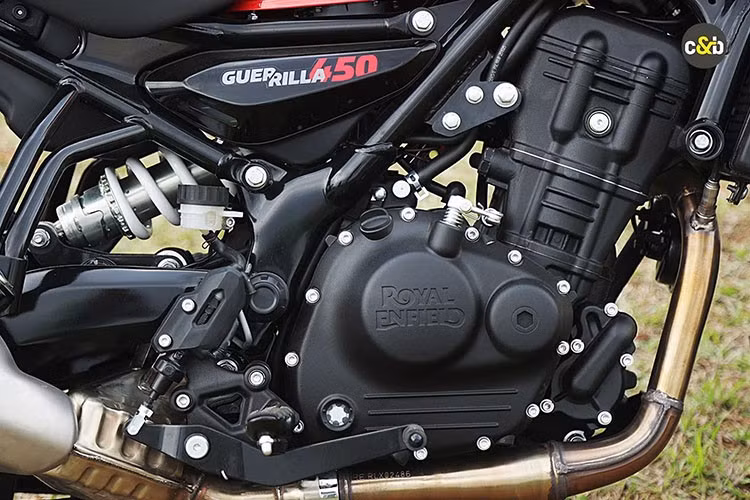 Mẫu xe năm 2026 tiếp tục sử dụng nền tảng Sherpa với động cơ xi-lanh đơn 452cc làm mát bằng chất lỏng, sản sinh công suất 39 mã lực và mô-men xoắn 40Nm. Khung xe sử dụng khung thép dạng đôi với động cơ đóng vai trò là bộ phận chịu lực, được hỗ trợ bởi phuộc ống lồng 43mm phía trước và giảm xóc đơn dạng liên kết phía sau.