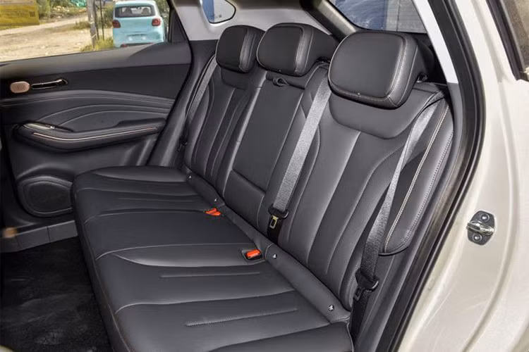 Sự kết hợp giữa vật liệu nội thất và cách bố trí không gian mang lại cảm giác rộng rãi, hiện đại cho một mẫu SUV 5 chỗ ngồi. Mẫu SUV này có hai lựa chọn truyền động chính, cả hai đều sở hữu mô-tơ điện có công suất 201 mã lực và mô-men xoắn 310 Nm.