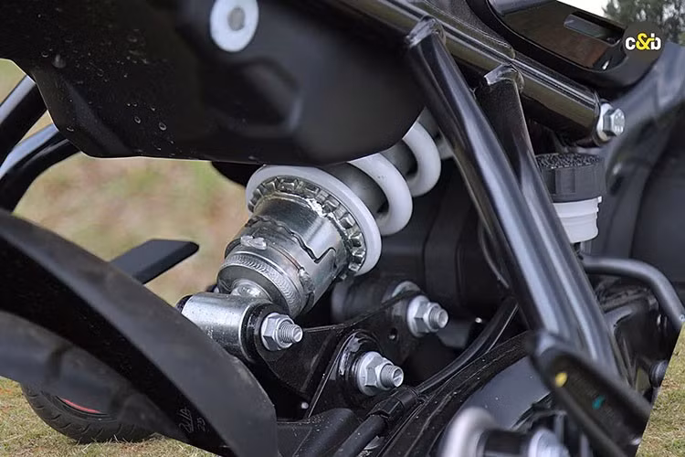 Các phiên bản Dash và Flash giờ đây được trang bị lốp CEAT GRIPP XL RE cải tiến với hợp chất được nâng cấp và hoa văn gai lốp được tối ưu hóa để tăng độ bám đường và sự tự tin khi lái xe trong điều kiện đường ướt. Phiên bản Dash giờ đây cũng có thêm màu Xanh Hoàng Hôn mới, đi kèm với bộ bảo vệ tay lái và lưới bảo vệ đèn pha.