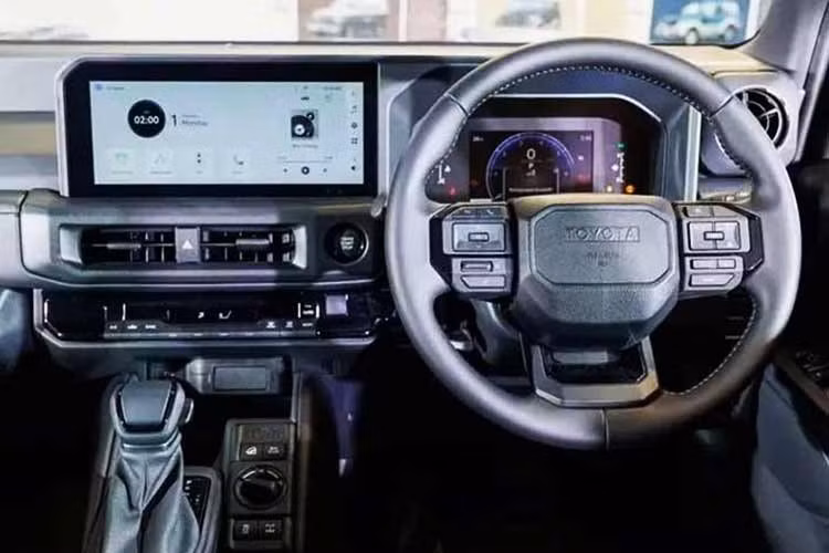 Điểm nhấn lớn nhất của Land Cruiser FJ nằm ở hệ thống an toàn khi được trang bị gói Toyota Safety Sense, bao gồm các tính năng như cảnh báo va chạm phía trước, hỗ trợ giữ làn, cảnh báo điểm mù, cảnh báo phương tiện cắt ngang phía sau và kiểm soát hành trình thích ứng toàn dải tốc độ.