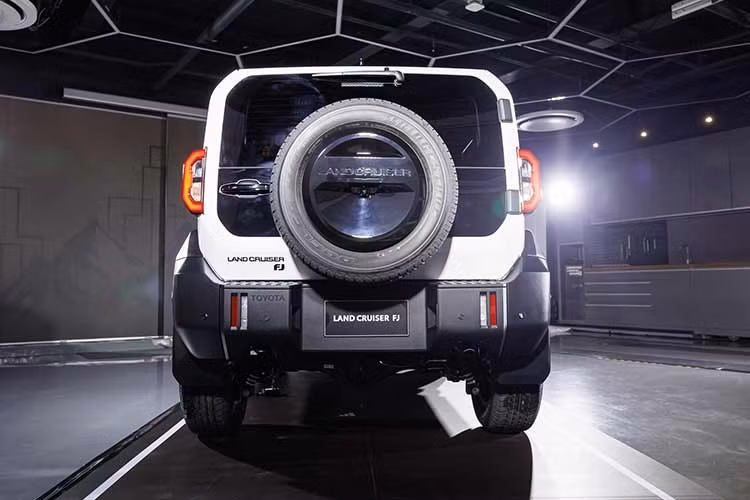 Toyota Land Cruiser FJ 2026 thế hệ mới được phát triển dưới mã dự án “500D”, sử dụng nền tảng IMV0 với cấu trúc body-on-frame tương tự Hilux Champ. Tuy nhiên, điểm khác biệt đáng chú ý nằm ở cấu hình trục cơ sở ngắn SSWB (Super Short Wheelbase).