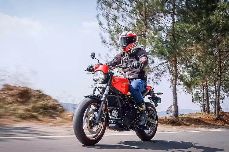 Tại thị trường Việt Nam, thương hiệu xe môtô Royal Enfield cũng đã trở lại dưới nhà phân phối mới Trâm Anh Motorsports. Tuy nhiên hiện chưa rõ phiên bản 2026 mới của Guerrilla 450 có kịp được đưa về nước ta hay không.