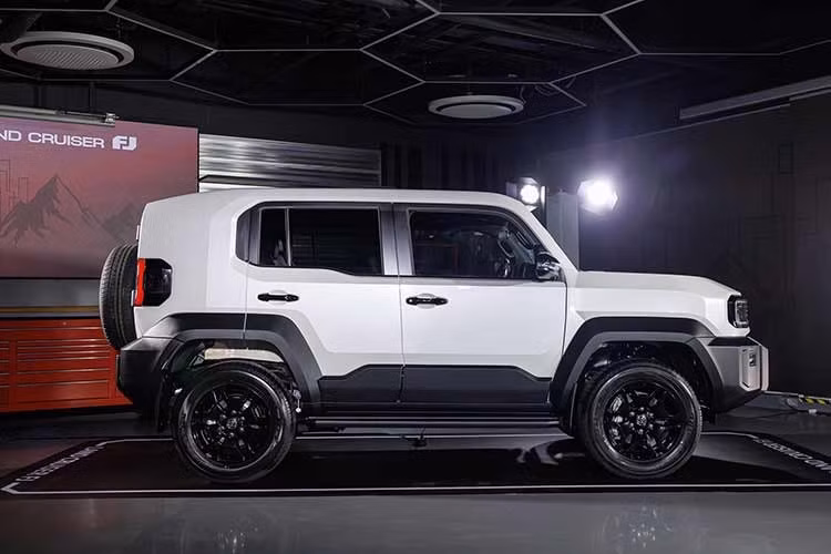 Về kích thước, Land Cruiser FJ dài 4.610 mm, rộng 1.855 mm và cao 1.890 mm, trục cơ sở đạt 2.580 mm. Khoảng sáng gầm lên tới 245 mm cùng khả năng lội nước 700 mm cho thấy rõ định hướng địa hình của mẫu xe này. Trong khi đó, bán kính quay vòng chỉ 5,5 m giúp việc di chuyển trong phố trở nên thuận tiện hơn đáng kể.