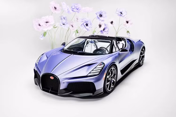 Thêm một chiếc hypercar Bugatti Mistral khác vừa lăn bánh ra khỏi nhà máy sau khi được cá nhân hoá triệt để bởi bộ phận Sur Mesure. Trong khi Mistral là một cỗ máy mạnh mẽ và hầm hố trong thế giới hypercar, chủ nhân của mẫu xe độc bản này lại muốn một chiếc xe thanh lịch và lấy cảm hứng từ những cánh đồng hoa oải hương ở Provence, Pháp.
