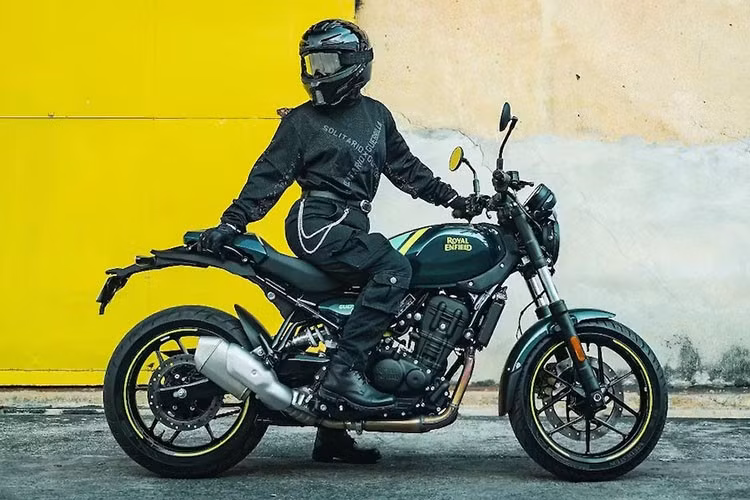 Royal Enfield định giá APEX Red ở mức 249.194 Rupee (tương đương 69,2 triệu đồng), trong khi APEX Black và APEX Green có giá 256.387 Rupee (71,27 triệu đồng). Trong dòng Dash, màu Twilight Blue có giá 249.194 Rupee (69,27 triệu đồng).