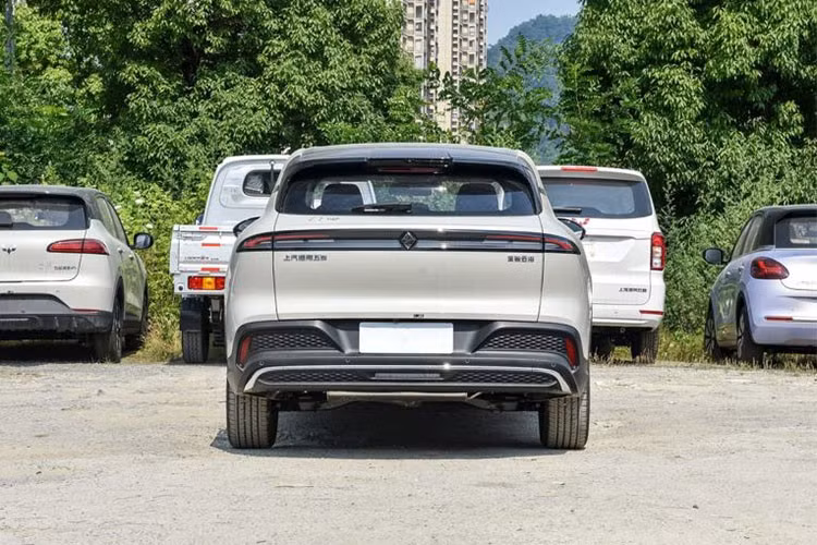 Về trải nghiệm lái, hệ thống treo độc lập MacPherson phía trước và đa liên kết phía sau được tinh chỉnh để ưu tiên sự êm ái, giúp triệt tiêu xung lực từ mặt đường một cách hiệu quả. Khả năng cách âm của xe được đánh giá tốt trong môi trường đô thị, tiếng ồn chỉ bắt đầu xuất hiện khi xe vận hành trên đường cao tốc.